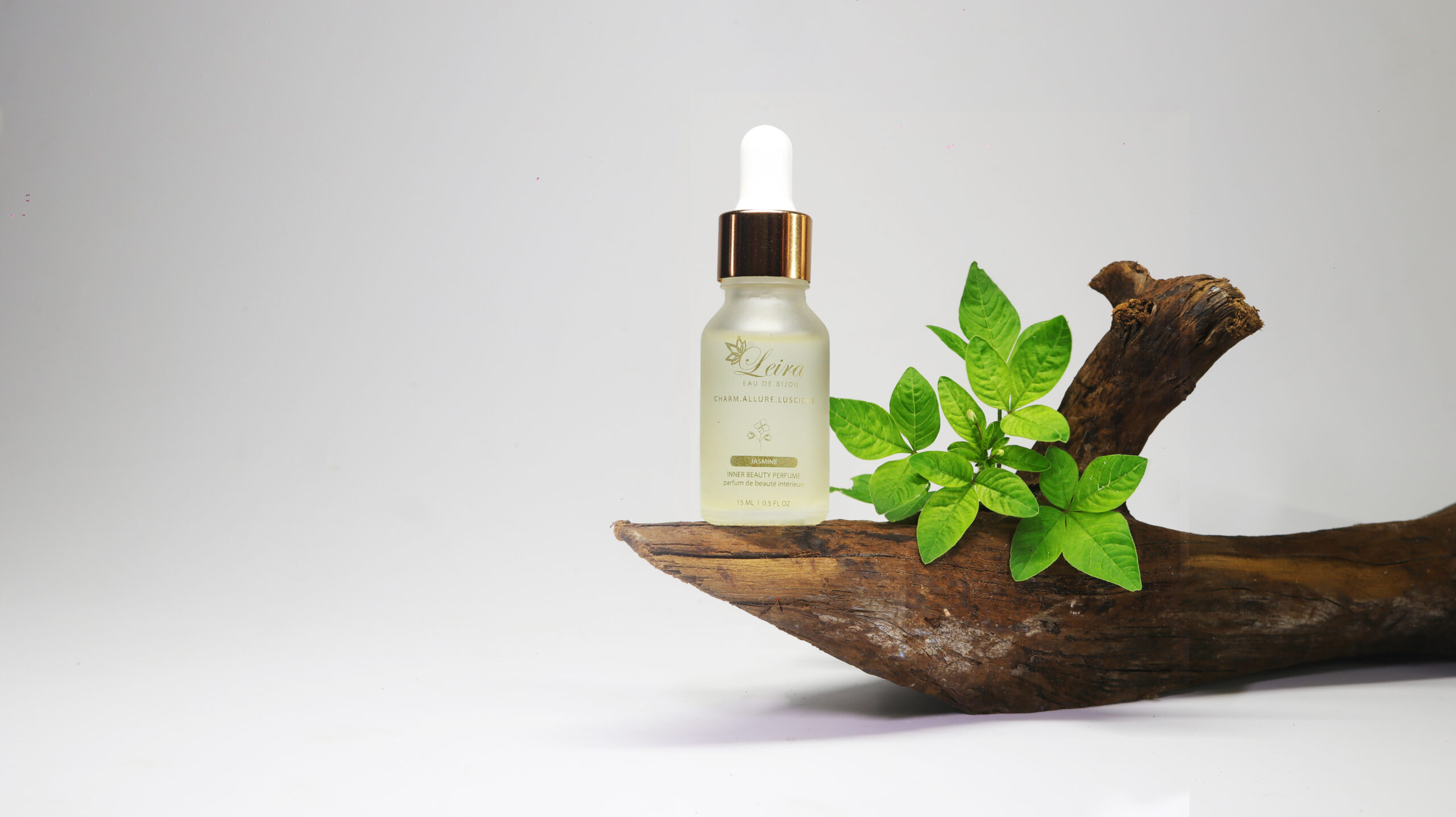 Lifestyle_Single_White-Bottle_set_2